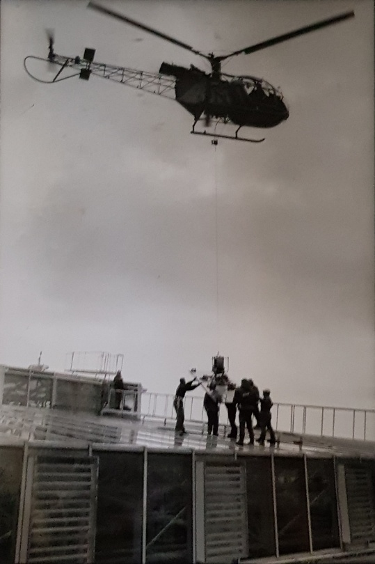 Montage per helikopter door Braat