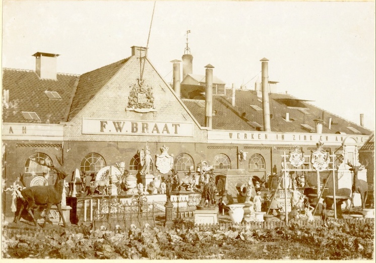 De werf van F.W. Braat vol zinken ornamenten