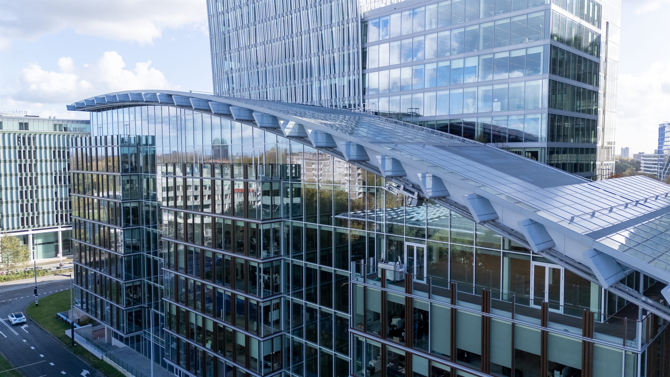 De zwevende glaskap van WTC Amsterdam, gebouwd door Braat